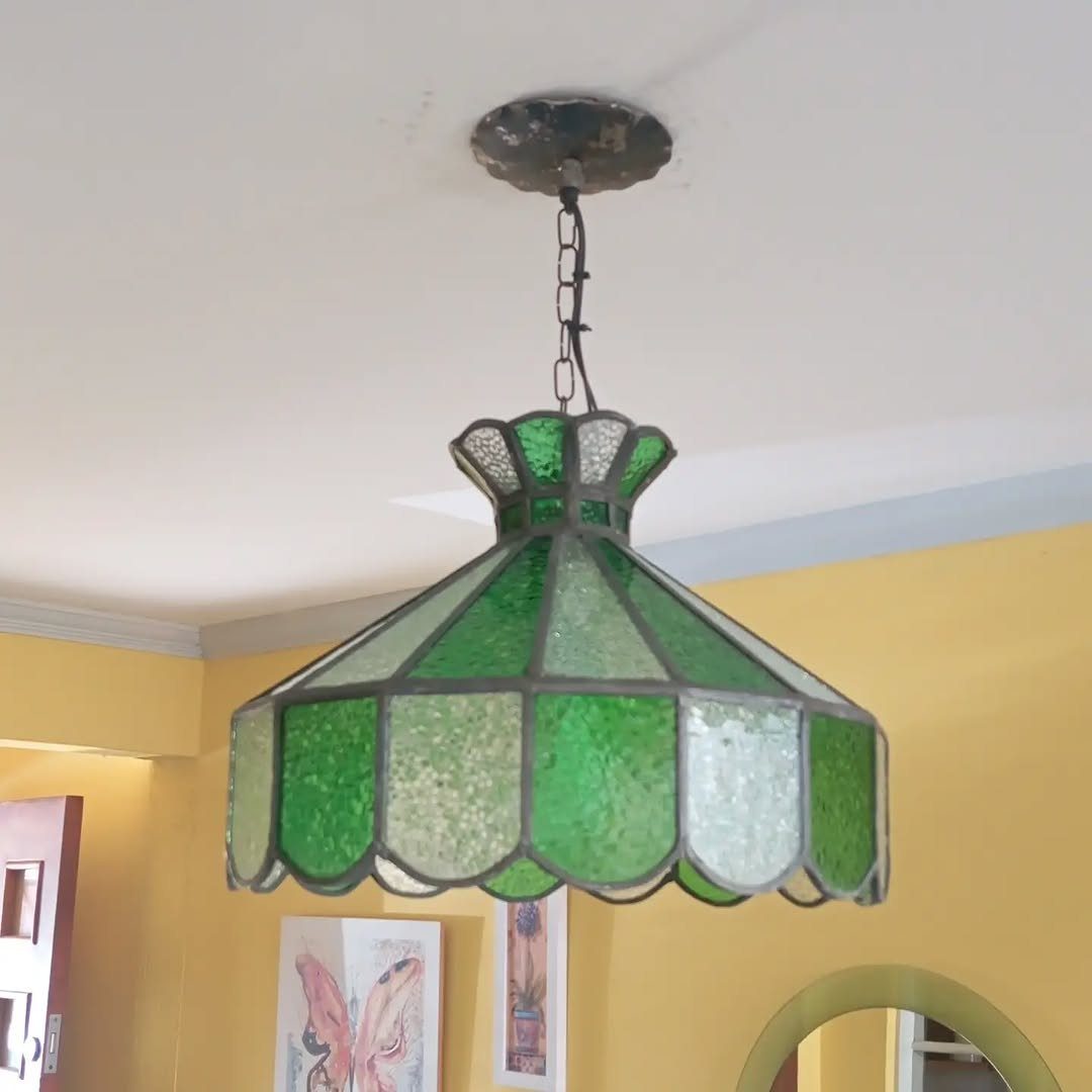Luminária pendente Tiffany em vitral verde instalada em ambiente residencial